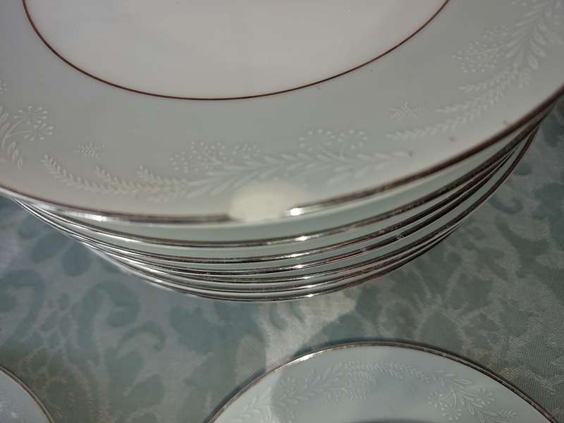 A VINTAGE 65 PIECE NORITAKE CHINA JAPAN 5651 LAUREATE US DESIGN 170727 SOLD AS IS