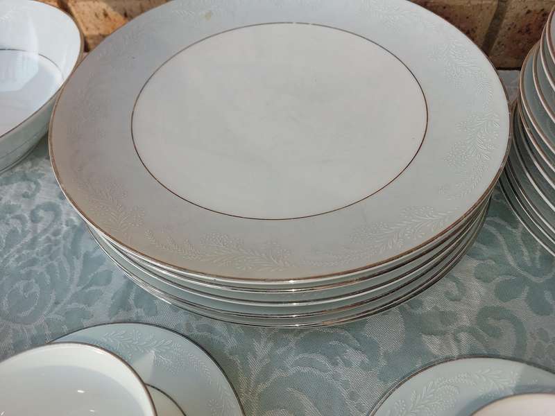 A VINTAGE 65 PIECE NORITAKE CHINA JAPAN 5651 LAUREATE US DESIGN 170727 SOLD AS IS