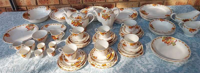 A VINTAGE 66 PIECE DINNER SET GRINDLEY ENGLAND SOLD AS IS