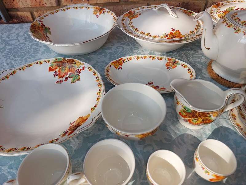 A VINTAGE 66 PIECE DINNER SET GRINDLEY ENGLAND SOLD AS IS