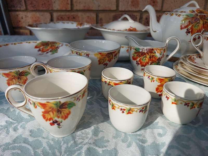 A VINTAGE 66 PIECE DINNER SET GRINDLEY ENGLAND SOLD AS IS