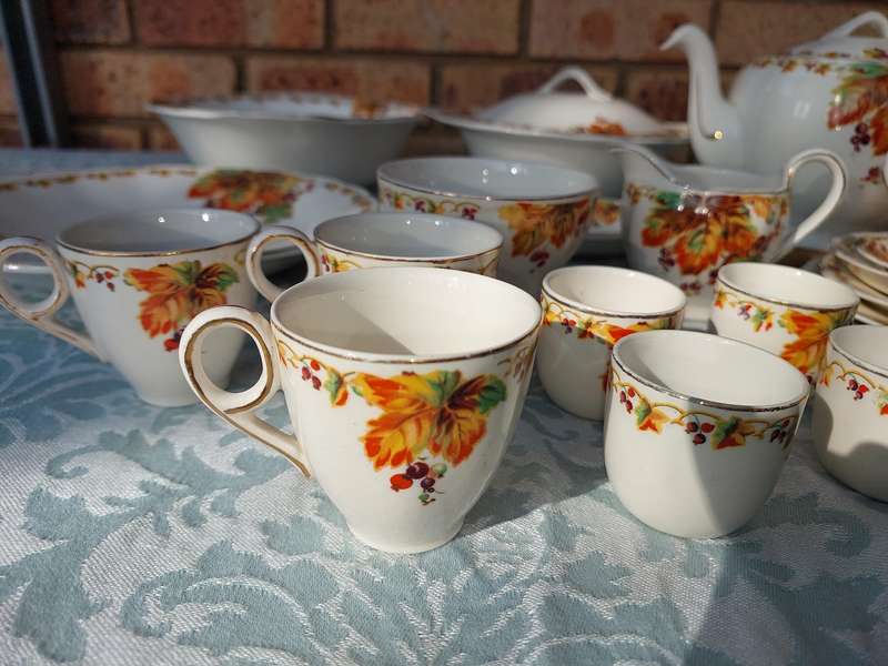 A VINTAGE 66 PIECE DINNER SET GRINDLEY ENGLAND SOLD AS IS