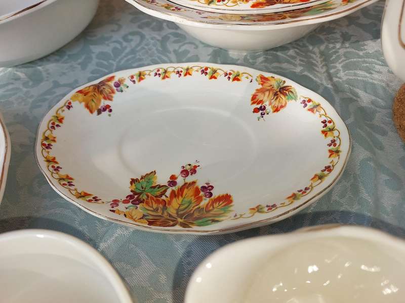 A VINTAGE 66 PIECE DINNER SET GRINDLEY ENGLAND SOLD AS IS