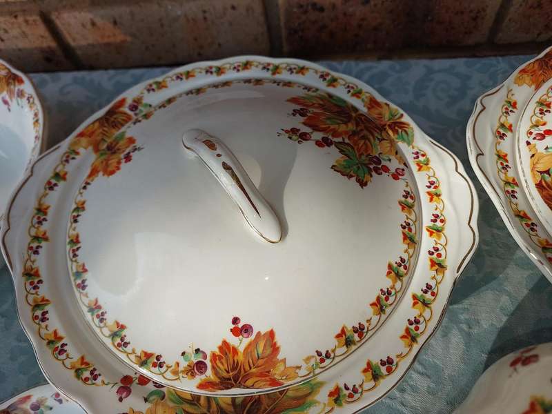 A VINTAGE 66 PIECE DINNER SET GRINDLEY ENGLAND SOLD AS IS