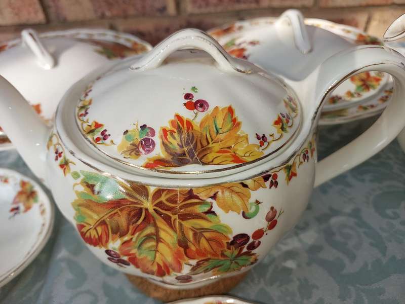 A VINTAGE 66 PIECE DINNER SET GRINDLEY ENGLAND SOLD AS IS