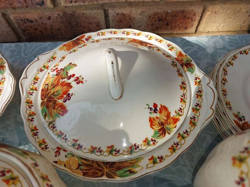 A VINTAGE 66 PIECE DINNER SET GRINDLEY ENGLAND SOLD AS IS