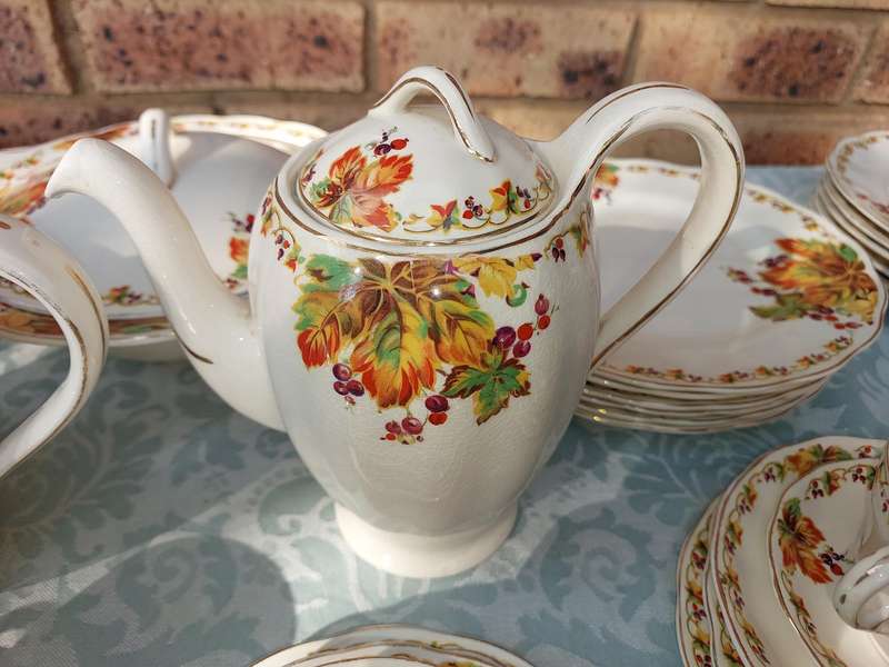 A VINTAGE 66 PIECE DINNER SET GRINDLEY ENGLAND SOLD AS IS