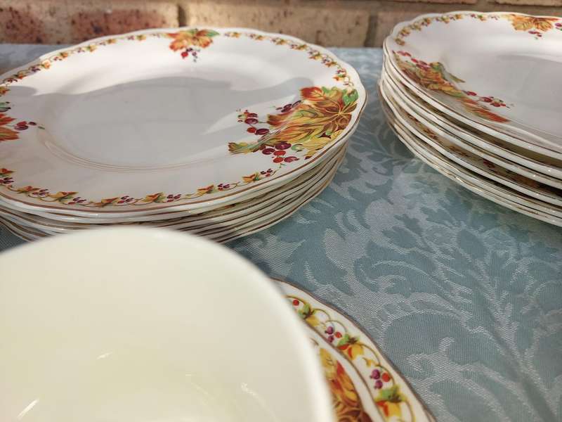 A VINTAGE 66 PIECE DINNER SET GRINDLEY ENGLAND SOLD AS IS