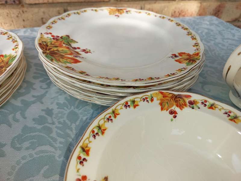 A VINTAGE 66 PIECE DINNER SET GRINDLEY ENGLAND SOLD AS IS