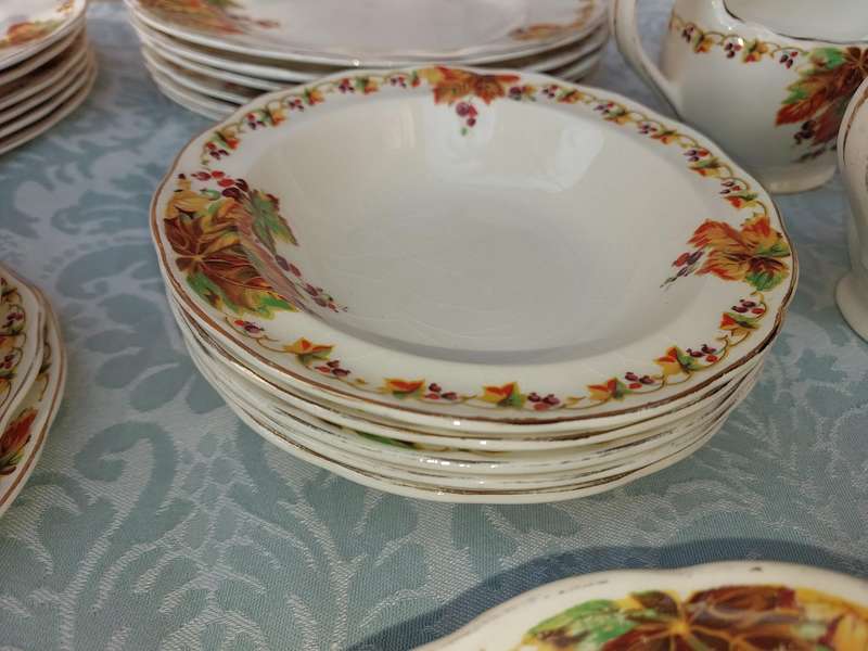A VINTAGE 66 PIECE DINNER SET GRINDLEY ENGLAND SOLD AS IS