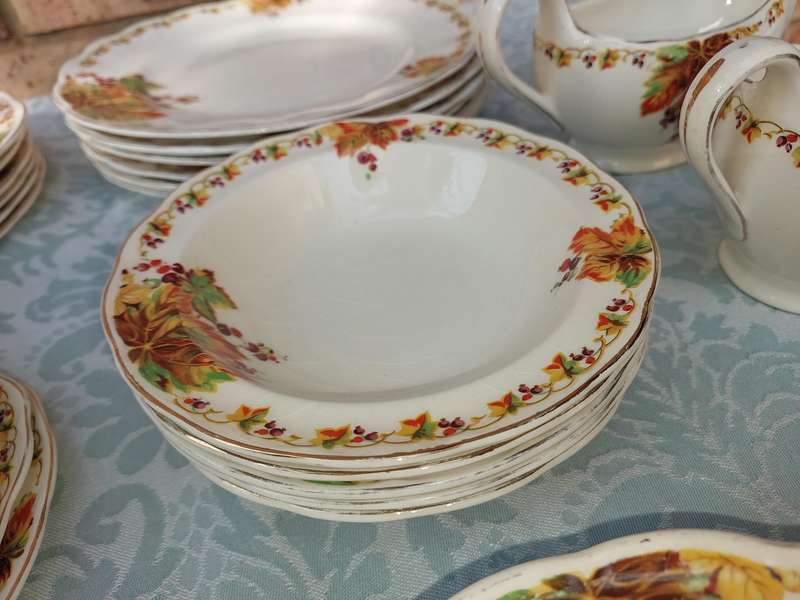 A VINTAGE 66 PIECE DINNER SET GRINDLEY ENGLAND SOLD AS IS