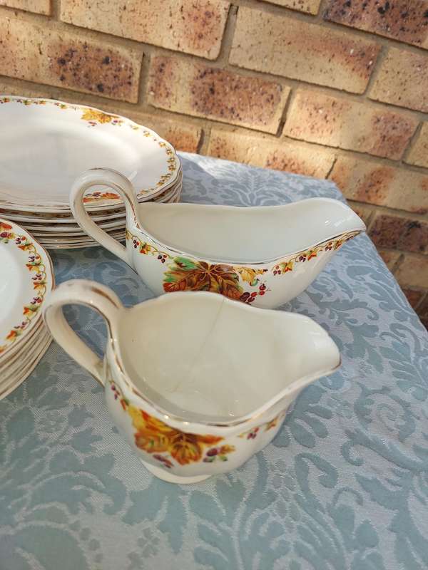 A VINTAGE 66 PIECE DINNER SET GRINDLEY ENGLAND SOLD AS IS