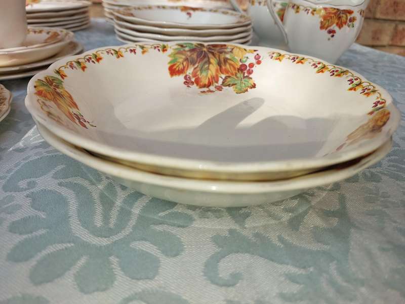A VINTAGE 66 PIECE DINNER SET GRINDLEY ENGLAND SOLD AS IS