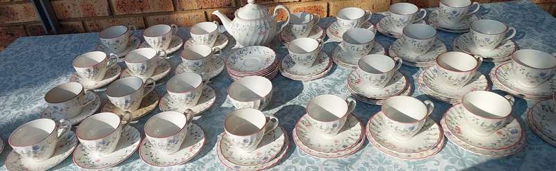 An 86-piece JOHNSON BROS SUMMER CHINTZ SET DESIGNED BY JULIE HOLLAND SOLD AS IS