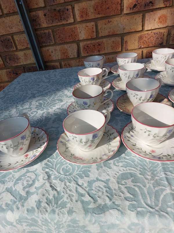 An 86-piece JOHNSON BROS SUMMER CHINTZ SET DESIGNED BY JULIE HOLLAND SOLD AS IS
