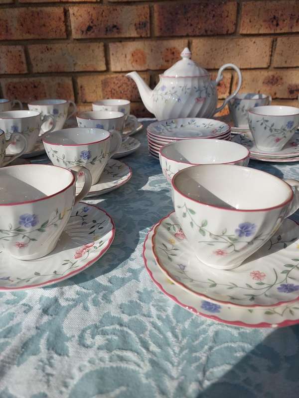 An 86-piece JOHNSON BROS SUMMER CHINTZ SET DESIGNED BY JULIE HOLLAND SOLD AS IS