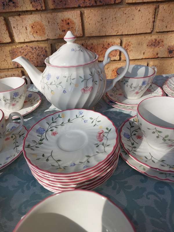 An 86-piece JOHNSON BROS SUMMER CHINTZ SET DESIGNED BY JULIE HOLLAND SOLD AS IS