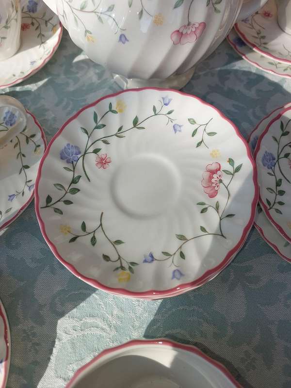 An 86-piece JOHNSON BROS SUMMER CHINTZ SET DESIGNED BY JULIE HOLLAND SOLD AS IS