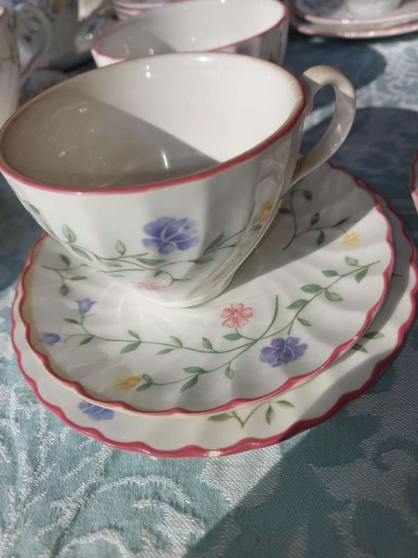 An 86-piece JOHNSON BROS SUMMER CHINTZ SET DESIGNED BY JULIE HOLLAND SOLD AS IS