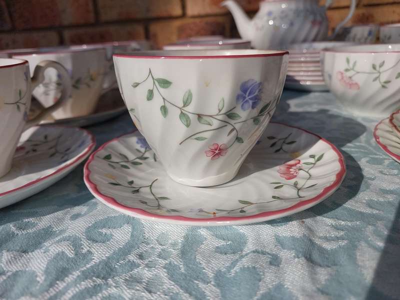 An 86-piece JOHNSON BROS SUMMER CHINTZ SET DESIGNED BY JULIE HOLLAND SOLD AS IS
