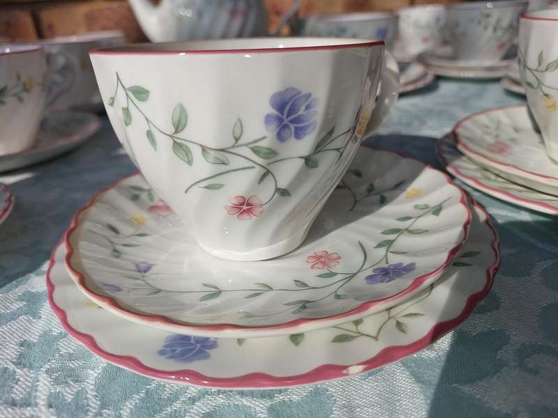 An 86-piece JOHNSON BROS SUMMER CHINTZ SET DESIGNED BY JULIE HOLLAND SOLD AS IS