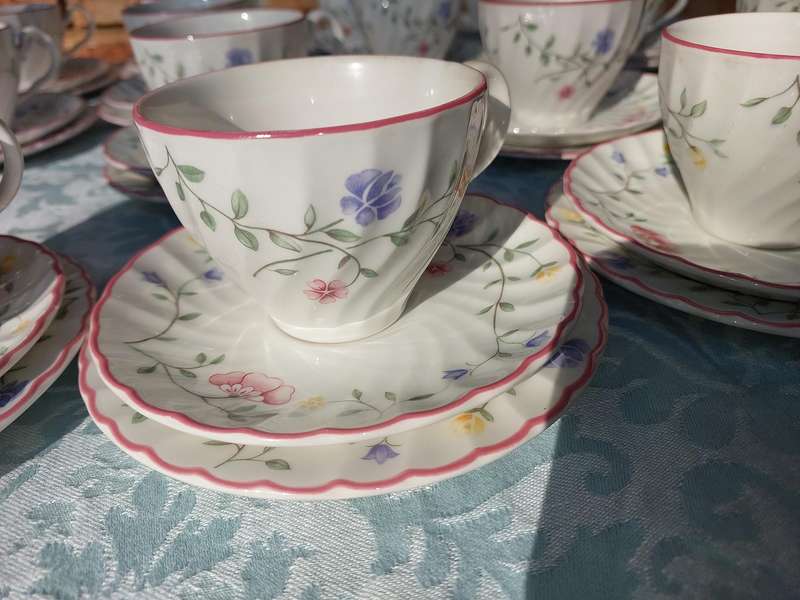 An 86-piece JOHNSON BROS SUMMER CHINTZ SET DESIGNED BY JULIE HOLLAND SOLD AS IS