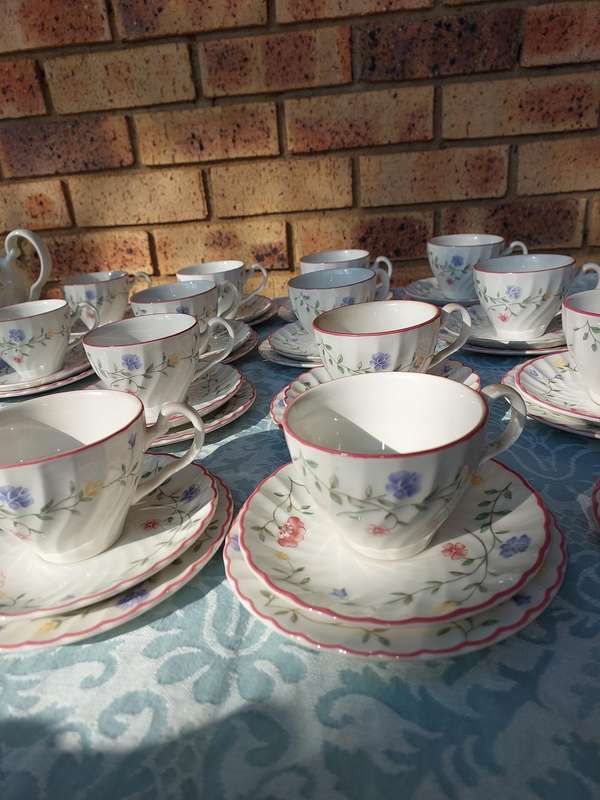 An 86-piece JOHNSON BROS SUMMER CHINTZ SET DESIGNED BY JULIE HOLLAND SOLD AS IS