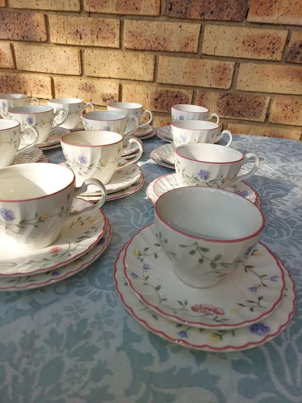 An 86-piece JOHNSON BROS SUMMER CHINTZ SET DESIGNED BY JULIE HOLLAND SOLD AS IS