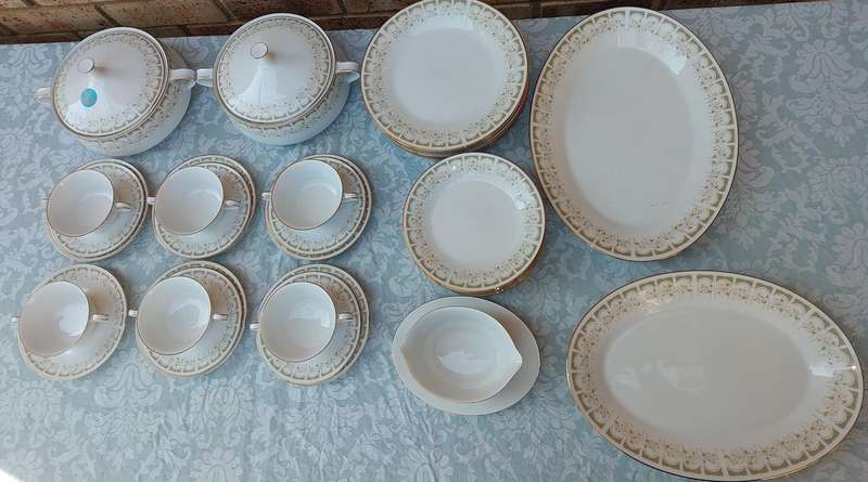 A VINTAGE NORITAKE JAPAN SONIA 34 PIECE SET SOLD AS IS