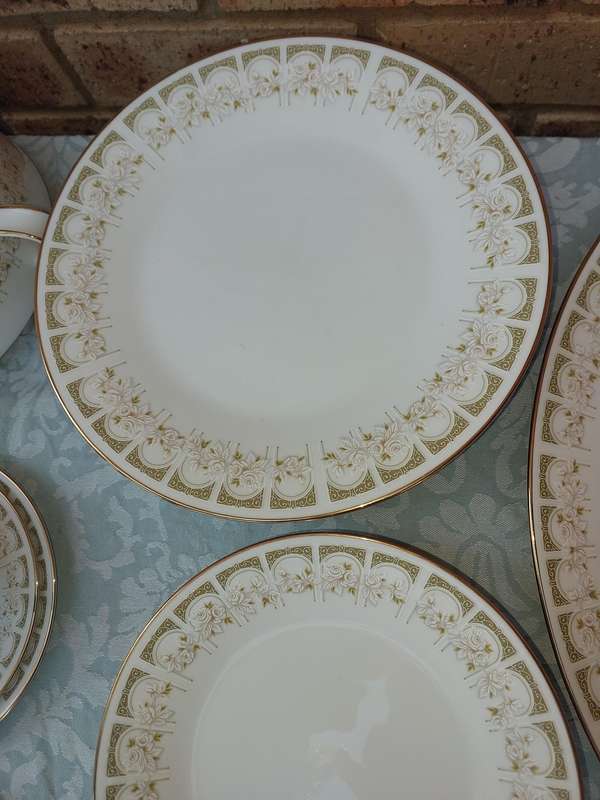 A VINTAGE NORITAKE JAPAN SONIA 34 PIECE SET SOLD AS IS