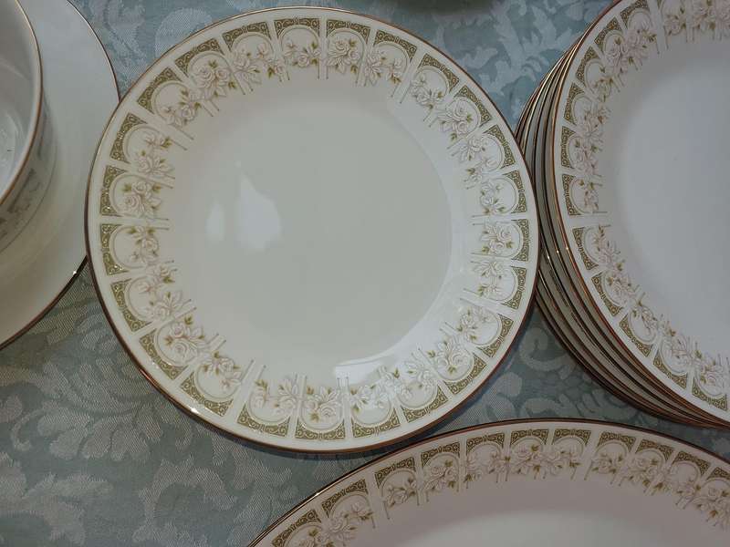 A VINTAGE NORITAKE JAPAN SONIA 34 PIECE SET SOLD AS IS