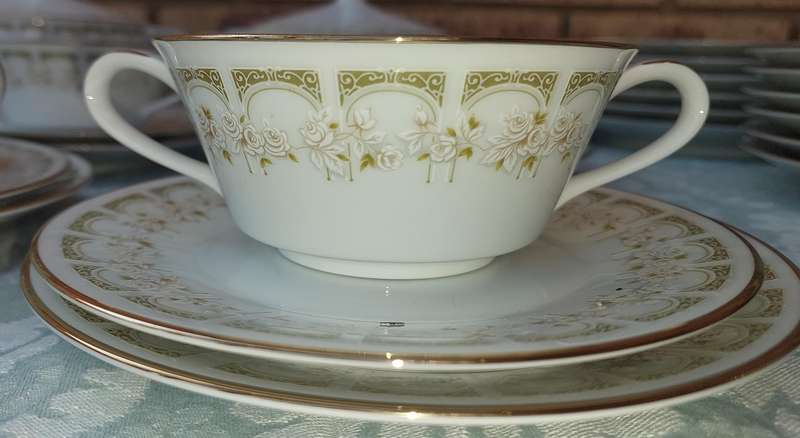 A VINTAGE NORITAKE JAPAN SONIA 34 PIECE SET SOLD AS IS
