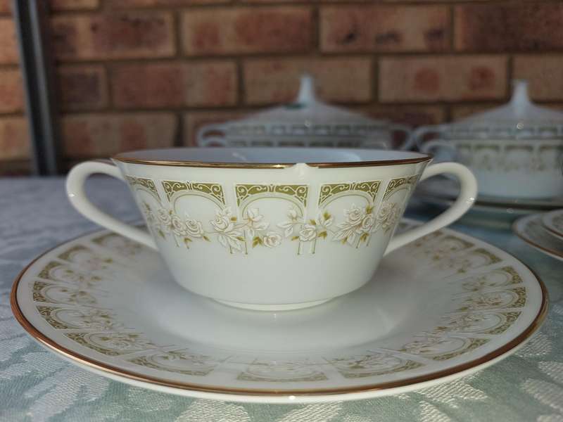 A VINTAGE NORITAKE JAPAN SONIA 34 PIECE SET SOLD AS IS