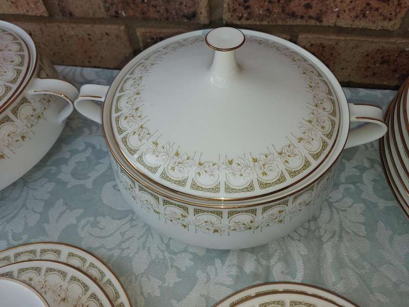 A VINTAGE NORITAKE JAPAN SONIA 34 PIECE SET SOLD AS IS