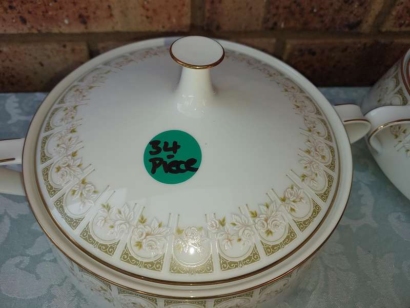 A VINTAGE NORITAKE JAPAN SONIA 34 PIECE SET SOLD AS IS