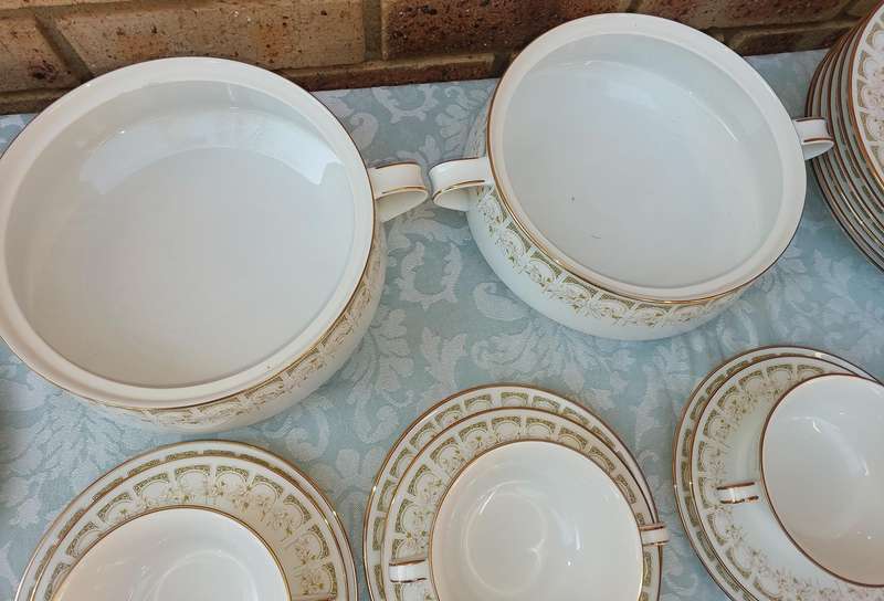 A VINTAGE NORITAKE JAPAN SONIA 34 PIECE SET SOLD AS IS
