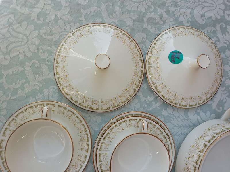 A VINTAGE NORITAKE JAPAN SONIA 34 PIECE SET SOLD AS IS