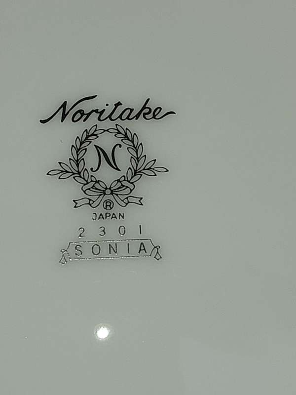 A VINTAGE NORITAKE JAPAN SONIA 34 PIECE SET SOLD AS IS