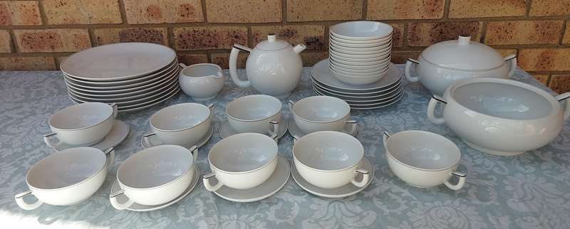 A VINTAGE 47 PIECE WHITE PORCELAIN SET MADE BY ARZBERG GERMANY SOLD AS IS