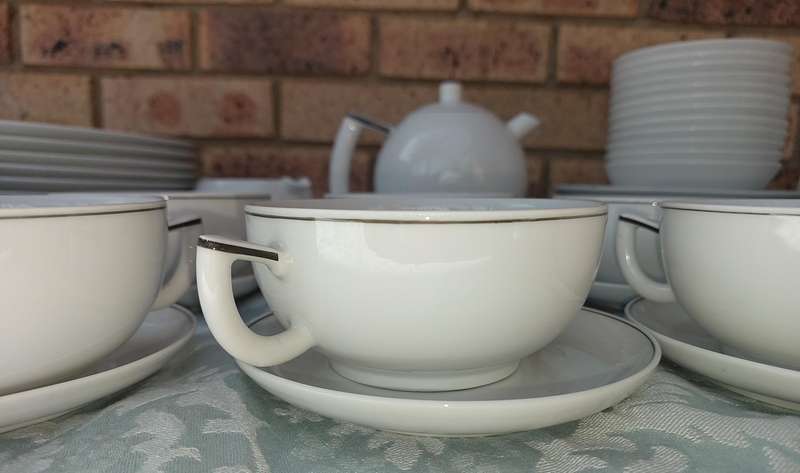 A VINTAGE 47 PIECE WHITE PORCELAIN SET MADE BY ARZBERG GERMANY SOLD AS IS