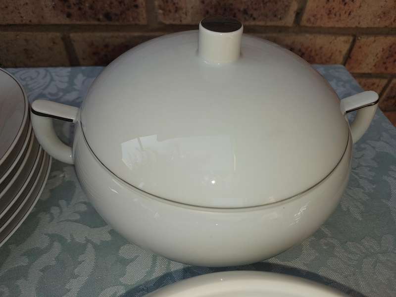 A VINTAGE 47 PIECE WHITE PORCELAIN SET MADE BY ARZBERG GERMANY SOLD AS IS