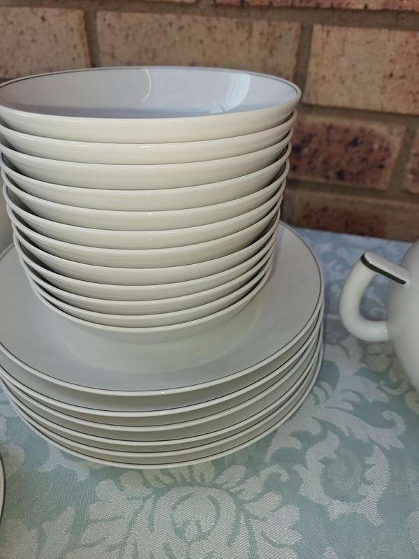 A VINTAGE 47 PIECE WHITE PORCELAIN SET MADE BY ARZBERG GERMANY SOLD AS IS