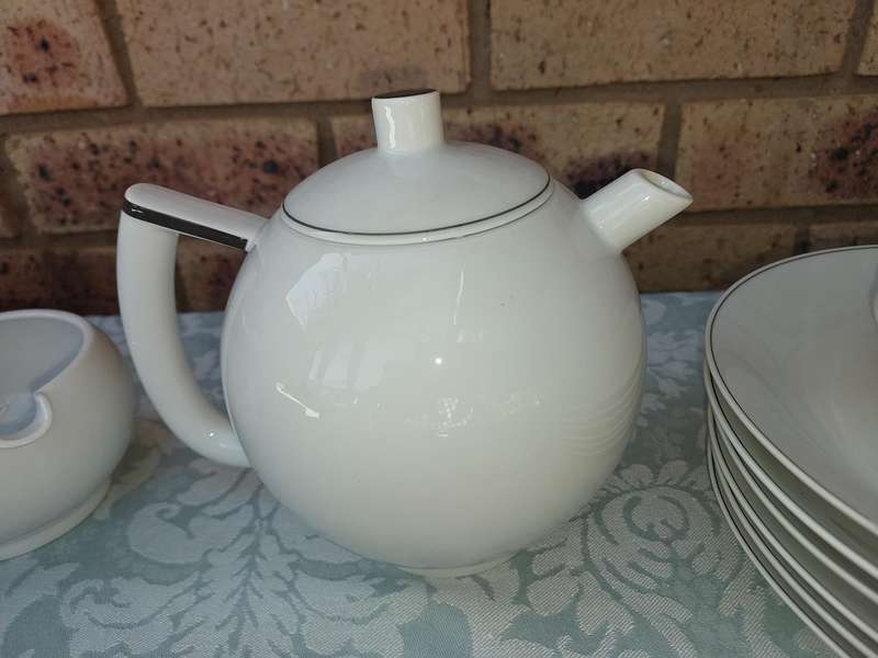 A VINTAGE 47 PIECE WHITE PORCELAIN SET MADE BY ARZBERG GERMANY SOLD AS IS