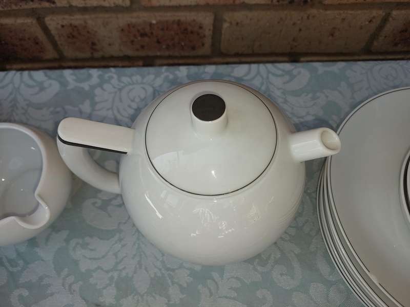 A VINTAGE 47 PIECE WHITE PORCELAIN SET MADE BY ARZBERG GERMANY SOLD AS IS