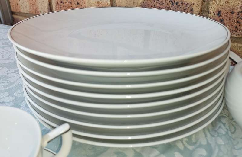 A VINTAGE 47 PIECE WHITE PORCELAIN SET MADE BY ARZBERG GERMANY SOLD AS IS