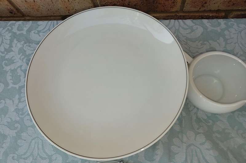 A VINTAGE 47 PIECE WHITE PORCELAIN SET MADE BY ARZBERG GERMANY SOLD AS IS