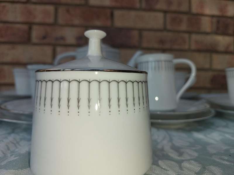 A VINTAGE 20 PIECE NORITAKE JAPAN 6684 URSULA TEASET SOLD AS IS