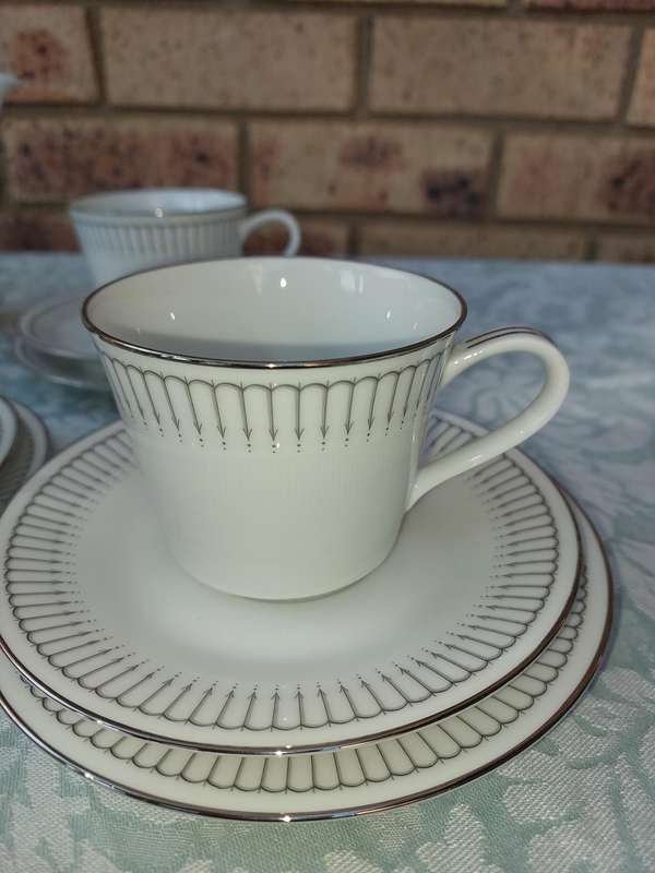 A VINTAGE 20 PIECE NORITAKE JAPAN 6684 URSULA TEASET SOLD AS IS