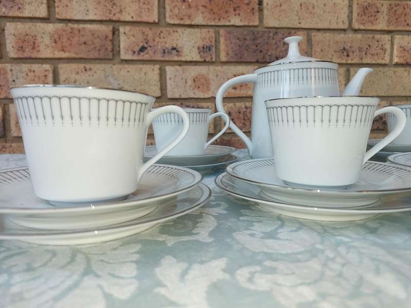A VINTAGE 20 PIECE NORITAKE JAPAN 6684 URSULA TEASET SOLD AS IS