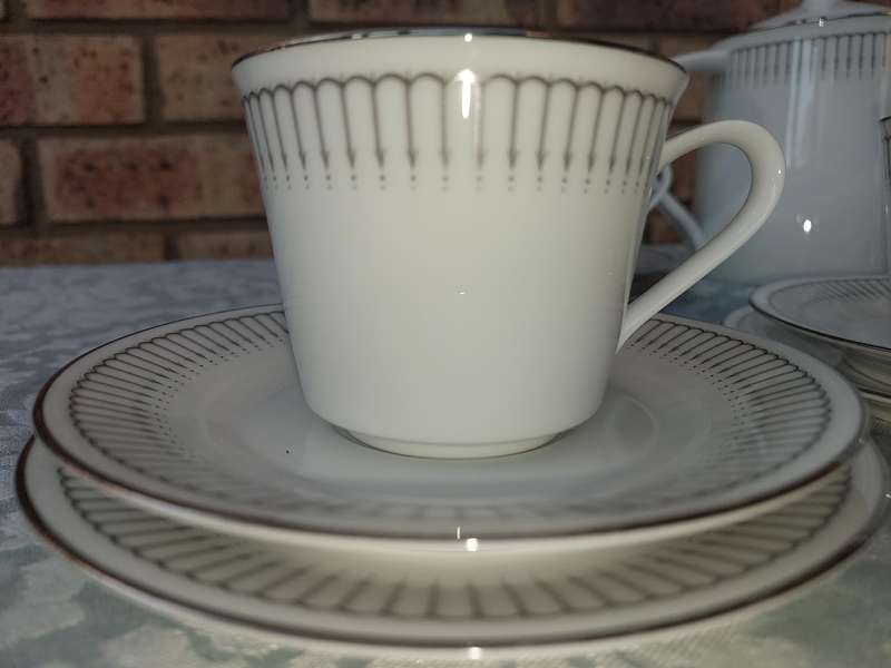 A VINTAGE 20 PIECE NORITAKE JAPAN 6684 URSULA TEASET SOLD AS IS
